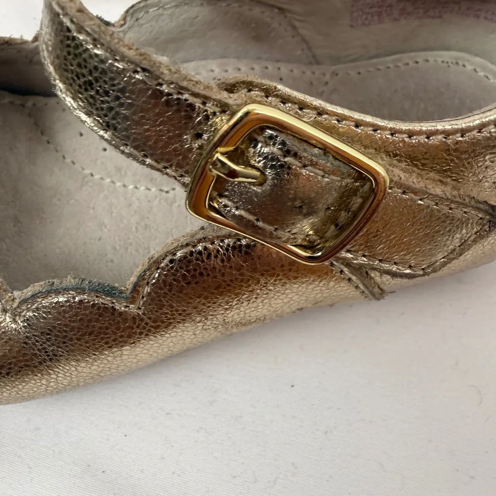 L'Amour Girls Metallic Gold Leather Scalloped Mary Jane Dress Shoes Size 8